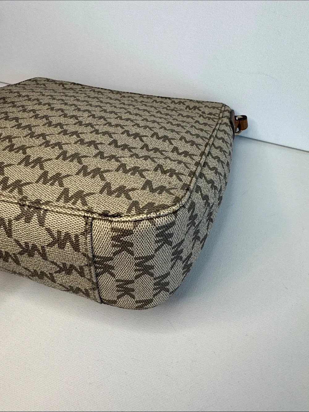 Michael Kors Jet Set Travel Messenger Bag